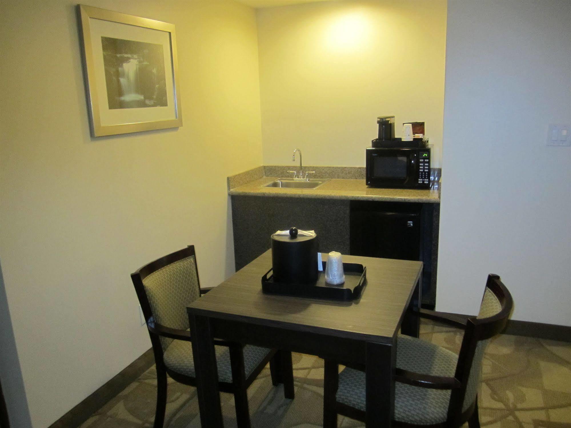 Best Western Plus The Inn & Suites At The Falls Poughkeepsie Eksteriør billede